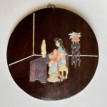 Painel em madeira de Jaracandá com rara figura de altar Guanyn em pedra colorida