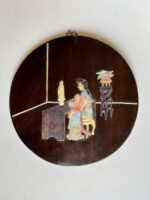 Painel em madeira de Jaracandá com rara figura de altar Guanyn em pedra colorida