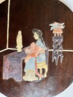 Painel em madeira de Jaracandá com rara figura de altar Guanyn em pedra colorida - Image 2