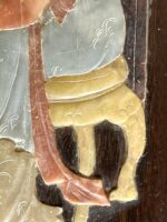 Painel em madeira de Jaracandá com rara figura de altar Guanyn em pedra colorida - Image 4