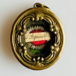 Relicário  Santo Agnus Dei  com tampa gravada com Maria