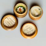 Duas caixas relicários de madeira com diversas relíquias de mártires e santos