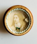 Duas caixas relicários de madeira com diversas relíquias de mártires e santos - Image 4