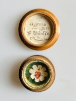 Duas caixas relicários de madeira com diversas relíquias de mártires e santos - Image 3