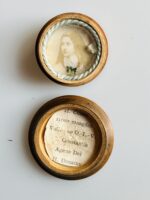 Duas caixas relicários de madeira com diversas relíquias de mártires e santos - Image 2