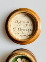 Duas caixas relicários de madeira com diversas relíquias de mártires e santos - Image 6