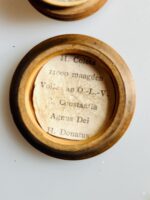 Duas caixas relicários de madeira com diversas relíquias de mártires e santos - Image 5